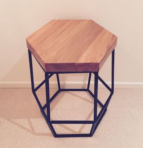 Tabouret contemporain en bois et fer, conçu pour s'adapter aux intérieurs modernes, en utilisant du fer robuste et du bois poli. - Product Image 3