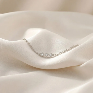 Bracelet chaîne minimaliste en or blanc 14 carats avec diamant de laboratoire triple taille princesse EF VVS 0,15 ct 3x3 mm, serti clos, cadeau élégant - Product Image 5