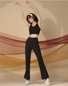 ชุดออกกำลังกายสีดำสำหรับผู้หญิง เสื้อครอปยืดหยุ่นพร้อมกางเกงเลกกิ้งเอวสูงทรงขาบาน - Product Image 1