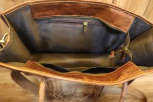 กระเป๋าถือหนังวัวแท้ลายแกะสลักด้วยมือ สีน้ำตาลอ่อน พร้อมกระเป๋าหนังลายสลัก - Product Image 5