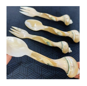 Cuillère de luxe en nacre, élégante cuillère en coquillage pour la présentation de desserts, de thé et de café - Product Image 1