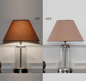 โคมไฟตั้งโต๊ะทรงกระบอกแก้วพร้อมฐานโครเมียมสีเบจสำหรับตกแต่งบ้าน - Product Image 3