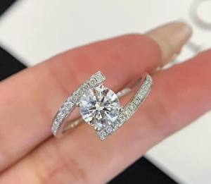 Magnifique bague de fiançailles et de mariage ouverte en argent sterling plaqué or blanc 14 carats avec moissanite véritable ronde de 2 carats pour femme - Product Image 1