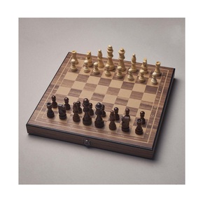 Jeu d'échecs magnétique en bois fait main de qualité supérieure, pliable, pour voyage, avec pièces en bois sculptées sur mesure pour adultes - Product Image 1