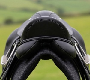 Silla de montar inglesa de resistencia de alta demanda con armazón de madera y cuero genuino para carreras y saltos a caballo al mejor precio - Product Image 2