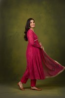 Ensemble Kurta Rouge Premium avec Imprimé Bandhani en Soie Delta Lourde, Manches Longues, Col en V – Vente en Gros