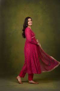 Conjunto de Kurta Roja Premium con Estampado Bandhani, Tela de Seda Delta Pesada, Manga Larga, Diseño de Cuello en V, Venta al Por Mayor - Product Image 3