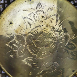 ถาดเสิร์ฟทรงกลมทองเหลืองวินเทจ พร้อมลวดลายดอกไม้สลักอย่างประณีต และขอบรูปหัวใจแบบเจาะรู – สินค้าสีทองโบราณ - Product Image 4