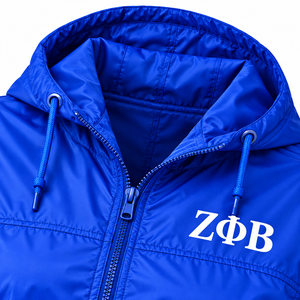 Chaqueta Corta con Capucha Zeta Phi Beta para Mujer, Azul Rey, Cierre Completo, Manga Blanca con Rayas, Letras Griegas 1920, Sororidad - Product Image 5