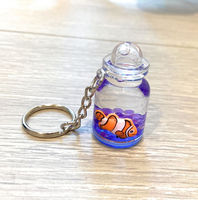 Llavero de recuerdo duradero con forma de botella, acrílico, impreso con UV, con pez payaso 3D flotante en líquido
