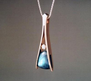 Collier pendentif turquoise géométrique plaqué or rose, design minimaliste avec accent diamant, unisexe, à porter au quotidien - Product Image 2