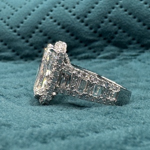 Magnifique bague en diamant radiant de 11,38 carats cultivé en laboratoire en or blanc 14 carats pour femmes - Product Image 4