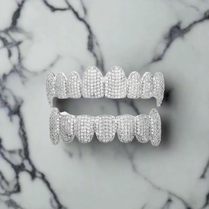 ZAWO HOUSE Ensemble complet de luxe Grillz en Zircon Mossinate, Argent 925, Micro-incrustation glacée, Perle d'eau douce taille brillant, Hip Hop Unisexe - Product Image 1