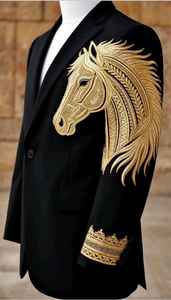 Blazer homme noir en polyester et coton, coupe droite, simple boutonnage, avec broderie ailes d'ange dorées, idéal pour les soirées - Product Image 5