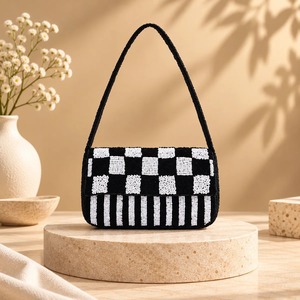 กระเป๋าถือสะพายข้างทำมือจากลูกปัดแก้ว MS Handicraft พร้อมสีที่ปรับแต่งได้ ลายตารางหมากรุกสีดำขาว - Product Image 1