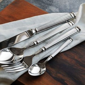 Juego de cubiertos metálicos contemporáneos, elegantes utensilios de acero inoxidable diseñados para una presentación moderna en la mesa de comedor y para el uso diario en la cocina. - Product Image 2