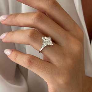 Anillo de Cinco Piedras con Moissanita Brillante de 2CT, Corte Marquesa, Plata 925 Original, Joyería Fina para Novia, Regalo para Esposa - Product Image 3