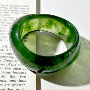 Brazalete de Resina, Versión Ovalada Ancha, Arco Geométrico, Degradado Marrón, Joyería para Mujer - Product Image 5