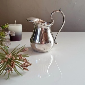 Jarra de acero inoxidable plateada estándar, funcional y perfecta para uso diario en el hogar, catering, restaurantes y servicio a la habitación. - Product Image 2