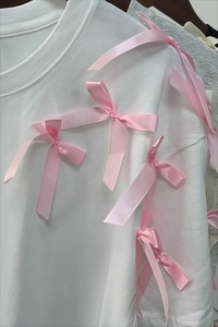 เสื้อยืดคอกลมสีขาว EVER GLOW ประดับโบว์สีชมพู สไตล์หวานๆ สำหรับฤดูร้อน เสื้อลำลองสำหรับผู้หญิง ผ้าฝ้าย 100% โลโก้ด้านหน้า - Product Image 5