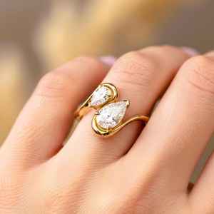 Anillo de compromiso Toi Et Moi de oro de 14 quilates con moissanita de corte pera, regalos de aniversario para esposa, anillo de promesa de dos piedras - Product Image 5