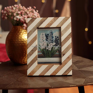 Cadre photo en bois avec incrustation de résine |   Cadre photo à rayures diagonales avec support chevalet pour table, décoration maison et hôtel, vente en gros - Product Image 4