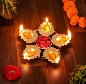 Nouveau Porte-lampe à huile floral élégant pour centre de table, fait main, pour décoration de Diwali, décoration de festival, accent de salle de Pooja, et cadeau de pendaison de crémaillère - Product Image 2