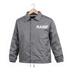 แจ็คเก็ตบอมเบอร์ OEM สำหรับโค้ชทุกเพศ พร้อมโลโก้สั่งทำพิเศษ ไซส์ใหญ่ กันน้ำ กันลม สำหรับฤดูหนาว ดีไซน์โลโก้ด้านหน้า - Product Image 1