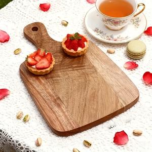 Tabla de Cortar de Madera Premium con Mango de Fácil Agarre, Acabado Liso, Superficie Apta para Cuchillos, Ideal para Cortar, Servir y Decorar - Product Image 5