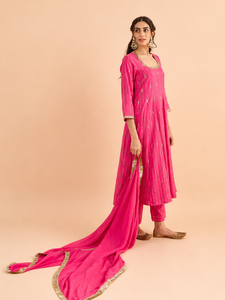 Robe midi formelle asymétrique en soie Chanderi et organza, rose fuchsia uni, brodée, coupe classique, pour mariage ou soirée, pour femme - Product Image 4