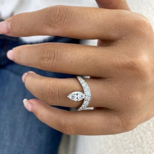 Anillo de Plata 925 con Moissanita Brillante de 1.00CT, Corte Marquesa, Diseño Elegante, Ideal para Regalo de Compromiso para tu Pareja - Product Image 3