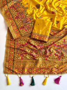 Sari en soie Dola Royal Rajwadi avec tissage cachemiri et pompons de créateur - Product Image 3