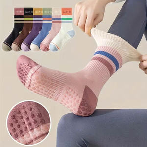 Chaussettes de sport antidérapantes en coton extensible respirant et confortable pour yoga, pilates et fitness, idéales pour l'entraînement en intérieur - Product Image 2