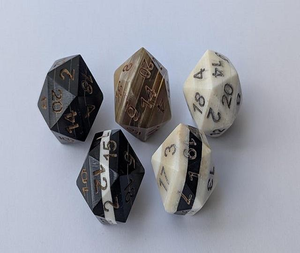 Dados poliédricos ecológicos hechos a mano con cuerno de búfalo medieval pulido, estilo animal - Product Image 4