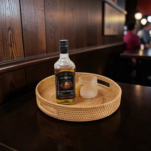 LUCIA Bandeja Redonda de Mimbre Tejida a Mano, Bandeja Decorativa de Mimbre con Asas Recortadas para Mesa de Centro, Uso en el Hogar y Hoteles, Venta al por Mayor - Product Image 1