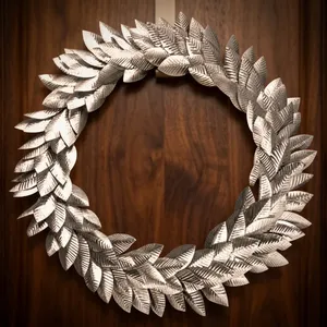 Elegante Corona de Hojas Metálicas Plateadas, Follaje de Laurel Texturizado Moderno, Impresionante Decoración Navideña para Puerta Principal o Pared - Product Image 6