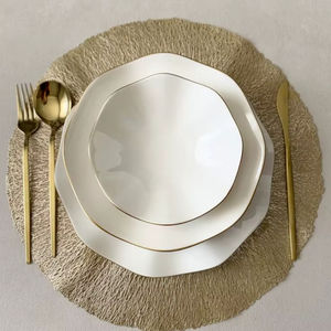 Vaisselle de table d'inspiration royale, créée pour une présence majestueuse à la table, un accueil luxueux et un impact décoratif haut de gamme pour la maison. - Product Image 1