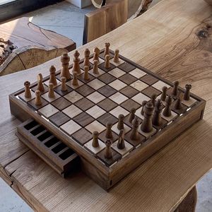 Juego de Mesa Artesanal de Madera Sostenible, Regalo para Amantes del Ajedrez y Familias, Diseño Tradicional Ecológico - Product Image 1