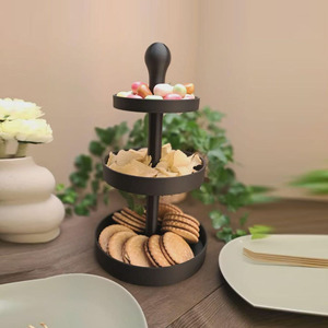 Soporte para pasteles de tres niveles en negro mate con bandejas redondas escalonadas y una práctica asa central. Artículos de cocina elegantes y modernos. - Product Image 4