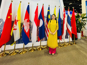 ขาตั้งเสาธงปรับระดับได้สำหรับใช้ในร่ม เหมาะสำหรับสำนักงานและล็อบบี้ ยี่ห้อ Kim Flags ผลิตจากอะลูมิเนียม สำหรับตั้งโชว์ในร่ม สำนักงาน และล็อบบี้ - Product Image 6