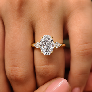 Bague de fiançailles avec diamant ovale de 2 carats cultivé en laboratoire et pierres latérales en forme de poire |   Bague en diamant CVD certifié IGI en or jaune massif 14 carats - Product Image 2