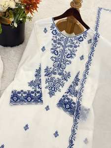 Costume pakistanais en coton blanc, broderie Resham bleu roi, ensemble 3 pièces, Salwar Kameez de créateur, adapté au hijab, tenue de fête - Product Image 5