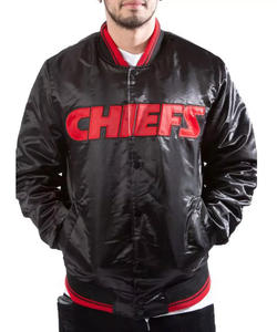 Chaqueta Varsity Negra Personalizada de Satén para Hombre, Chaqueta Bomber con Parche de Letras Rojas, Ropa Deportiva de Béisbol al por Mayor - Product Image 2