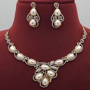 Elegante y Moderno Juego de Collar y Aretes con Perlas y Baño de Oro de 18K para Mujer, Ideal para Bodas, Fiestas y Regalos - Product Image 2
