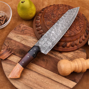 Cuchillo de cocina Santoku japonés de acero de Damasco forjado a mano de calidad premium, hoja afilada martillada de 8 pulgadas con mango de madera. - Product Image 1