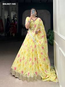 Nueva Tendencia de Moda Elegante: Conjunto de Lehenga-Choli y Dupatta de Seda Tabby con Estampado Floral y Detalles de Encaje, Fabricante de Moda Femenina - Product Image 4