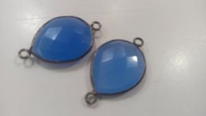 Connecteurs à double boucle en laiton plaqué noir/argent/or avec cristal de calcédoine bleue en forme de poire, taille briolette, 15x18mm, pour collier - Product Image 4