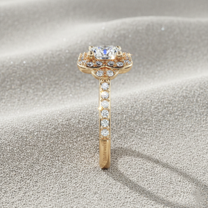 Anillo de compromiso chapado en oro rosa con pavé de diamantes estilo vintage y engaste de púas, con certificación - Product Image 4