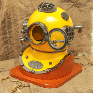 Casque de plongée antique de qualité supérieure, casque de plongée nautique décoratif, objet de collection marin avec base en bois, à vendre - Product Image 1