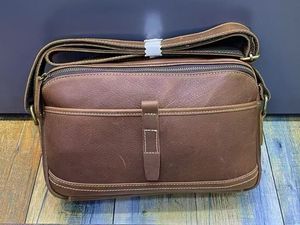 Sac Ando pour homme, sac bandoulière vintage en cuir de vache véritable avec sangle réglable et poches zippées - Product Image 2